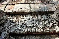 Linteau de la tour centrale : Krishna, soulevant la colline de Govardhana et combattant le serpent Kaliya, debout sur un kala