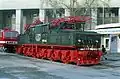 Locomotive minière avec le pantograph et le fil de contact désaxés pour permettre le chargement