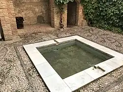 Le bassin d'eau dans la salle de relaxation à l'entrée du complexe