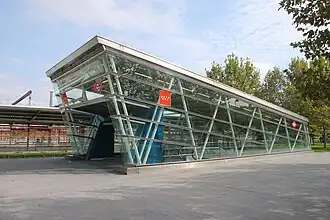 Édicule d'accès le long de l'avenue del Casar.