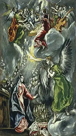 Peinture. L'ange parle avec la Vierge sous un ciel de nuages sombres, occupés par des anges musiciens.