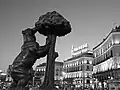 L'ours et l'arbousier, en noir et blanc.