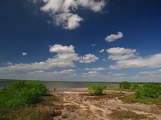 Vue d'un lac et du ciel nuageux