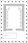 Dessin au trait d'un plan architectural rectangulaire. A l'intérieur, des rangées de carrés contiennent des points noirs. En bas à gauche, un rectangle avec une croix à l'horizontale simple. Le tout est encadré d'une bordure de points noirs.