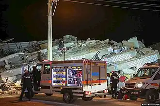 Personnel du AFAD&nbsp;(en) avec les équipes de recherche et secours (SAR) azerbaidjanais à Elâzig.