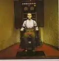 Figure de cire de Bruno Richard Hauptmann sur une chaise électrique.