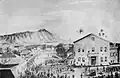 L'émeute du tribunal de Honolulu&nbsp;(en) en 1874, dans laquelle des partisans d'Emma d'Hawaï contestent l'élection de Kalākaua.