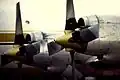 Les turbines sont placées en avant et au dessus des ailes, les hélices ont quatre pales.