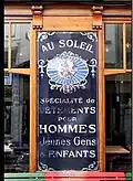 Élément de la façade du magasin de mode « Au Soleil » des sœurs de Jonghe.