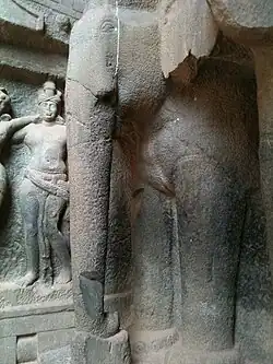 Éléphant du panneau droite.