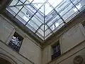 Logement au-dessous et au-dessus de la verrière.