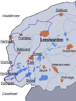 Parcours de l'Elfstedentocht (trait bleu foncé). Le nom des 11 villes à traverser est souligné.