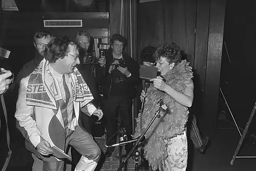 En 1987, avec Brigitte Kaandorp&nbsp;(nl) à Hindeloopen. Bob Bogaerts/Anefo