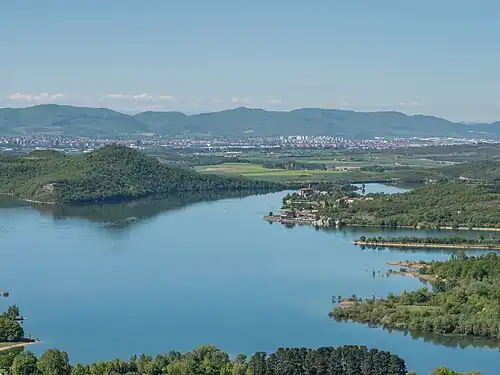 Réservoir d'Ullíbarri-Gamboa (es), vu depuis la sierra d'Elgea. En arrière-plan, la ville de Vitoria-Gasteiz