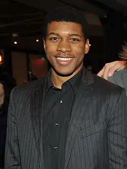 Eli Goree interprète Joel.