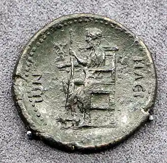 La statue de Zeus d'Olympie, sur une monnaie d'Élis datée du règne d'Hadrien. Musée archéologique national (Florence).