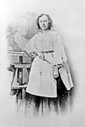 Elisabeth Ney c. 1859 avec un buste d'Arthur Schopenhauer.
