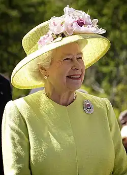 Anita Wigl'it remporte le Snatch Game de la première saison avec son imitation de Élisabeth II.