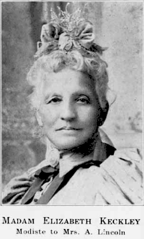 Portrait photographique noir et blanc, portrait d'une femme blanche au cheveux blancs en chignon souple orné d'un gros ruban de passementerie