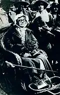 Ellen Terry devant le Walmer Castle, en 1922.