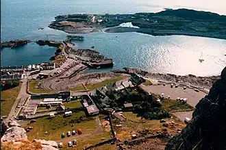 Easdale avec le village d'Ellenabeich au premier plan vus depuis Dun Mòr, une colline de Seil.