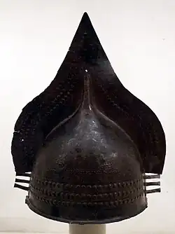 Casque à crête provenant de la tombe du guerrier, à Poggio alle Croci.