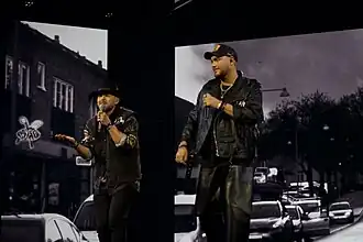 Elov & Benny interprétant Raggen Går.