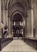 Intérieur de l'église au début du XXe&nbsp;siècle avec sa chaire et ses bancs.