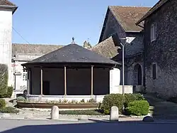 le lavoir-abreuvoir.