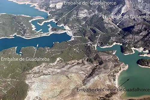À gauche, la partie des réservoirs du Guadalteba et du Guadalhorce se trouvant sur la commune