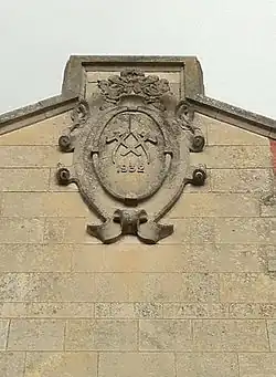 alt=Emblème des ENP, représentant les outils qui y sont utilisés,,, :
* un compas de dessinateur,
* un marteau de mécanicien,
* un maillet de menuisier.