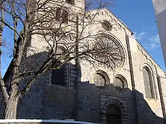 Pied de la façade et du portail ouest.