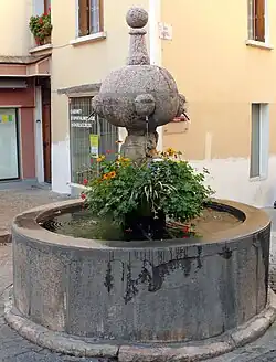 Fontaine place Font-Guers, rue de la Liberté, rue Chaffuel et rue Saint-Hilaire (édifice répertorié dans la base Mérimée du Ministère de la culture français).