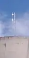 Château d'eau de Sornay, accueillant l'émetteur de Radio Bresse (vue de face rapprochée sur l'antenne).