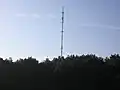 Le pylône haubané diffusant principalement les chaînes de télévision et de radio.