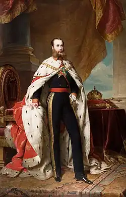 portrait en pied (huile sur toile) de Maximilien revêtu d'un manteau de cour de couleurs blanche et rouge