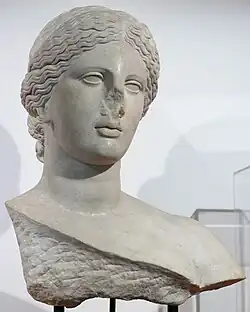 Buste de Vénus (sculpté séparément du corps). Copie romaine d’une sculpture grecque du début du IVe siècle AEC. Marbre, H. 58 cm. Fin du Ier siècle EC. Musée de l'Arles antique.