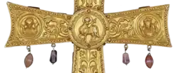 Gros plan sur le centre d'une croix dorée avec trois médaillons.