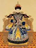 Portrait de la concubine impériale Xiao Sheng Xian&nbsp;(en), dynastie Qing, mère de Qianlong 1751, artiste de cour anonyme. Rouleau mural, encre et couleur sur soie. 230.5×141,3&nbsp;cm. Musée du Palais, Pékin.