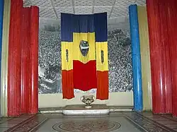Drapeaux de l'insurrection de 1989 : les manifestants ont découpé l'emblème communiste imprimé au centre de la bande jaune (musée national militaire, Bucarest).