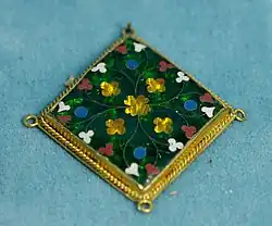 Chaton d'émail de plique. Émail cloisonné sur or, Paris, fin du XIIIe&nbsp;siècle-début du XIVe&nbsp;siècle