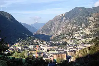 Vues des antennes de l'émetteur (à gauche) marquant la position du lac au dessus d'Encamp.