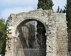 Enclos Saint-Césaire, vestiges salle voutée.