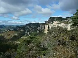 Endurance Trail des Templiers 2021. Vue depuis les corniches du Causse noir. Vue sur le Causse Méjean en face sur le rocher de Capluc (655&nbsp;m) à gauche et le sentier des balcons du Vertige avec notamment le Vase de Sèvres et le Vase de Chine.