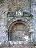 Enfeu roman du XIe siècle sur le mur sud de l'église Saint-Hilaire le Grand, Poitiers (Vienne).
