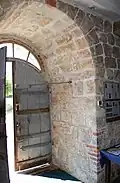 Vue intérieur du portail en plein cintre avec ses murs de plus d'un mètre d'épaisseur.