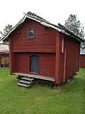 (Fig. no&nbsp;2) Englundsgården, les poteaux perpendiculaires au faîte servent à tenir les traditionnelles écorces de bouleau, ils se croisent tous au-dessus de la faîtière.