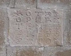 Le carré de l’abbaye San Pietro ad Oratorium, à Capestrano (Italie).