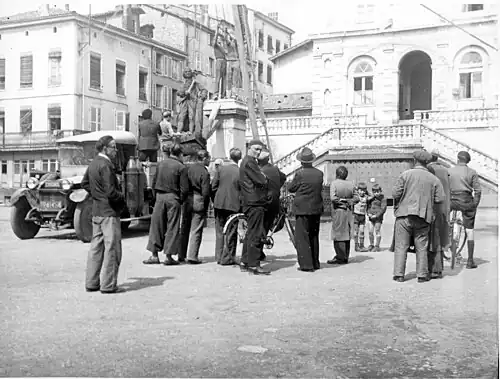 Enlèvement de la statue de Georges Simonet en 1942
