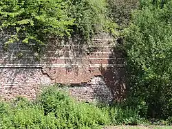 Un pan de mur, entre le puits no&nbsp;1 et le triage.